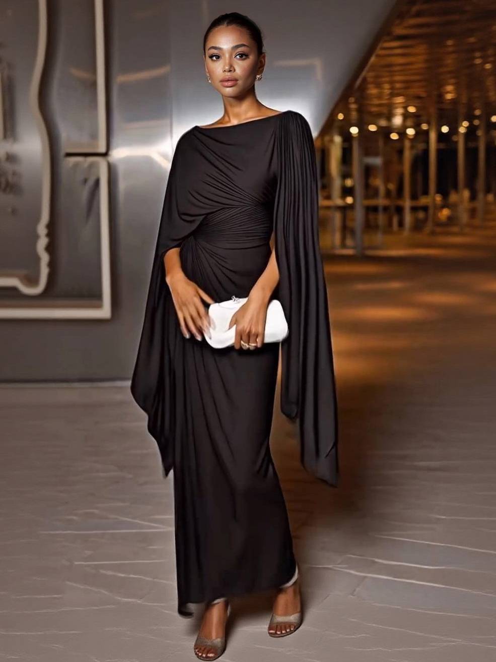 Elegante vestido largo con mangas capucha drapeadas