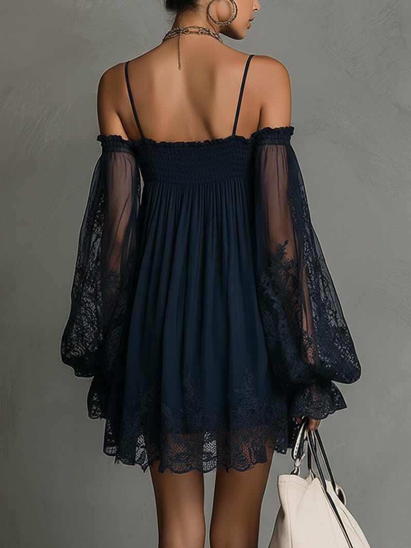 | Vestido mini de gasa azul marino con escote que deja los hombros al descubierto, ribete de encaje y mangas transparentes