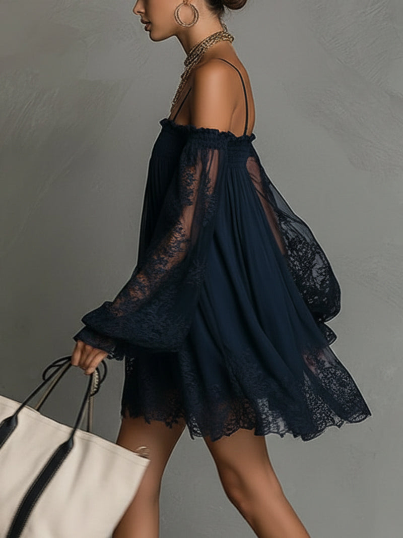 | Vestido mini de gasa azul marino con escote que deja los hombros al descubierto, ribete de encaje y mangas transparentes