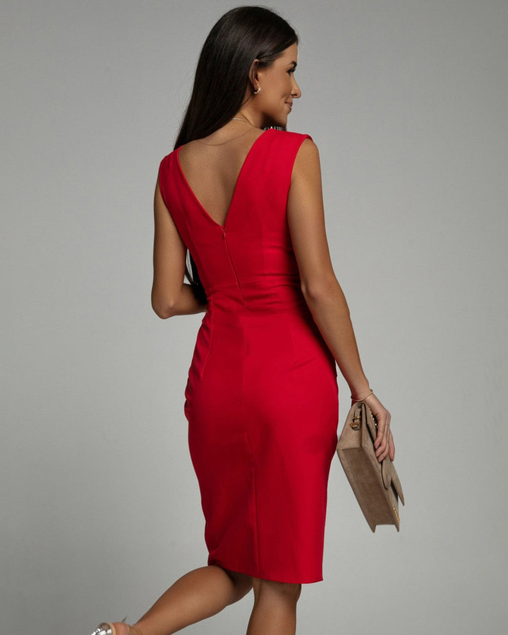 Elegante vestido drapeado con corte que realza la figura
