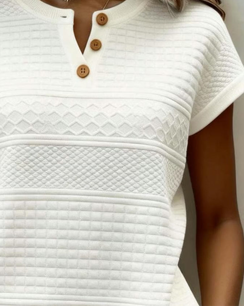 Teresa · Camiseta con cuello en V y detalle de botones