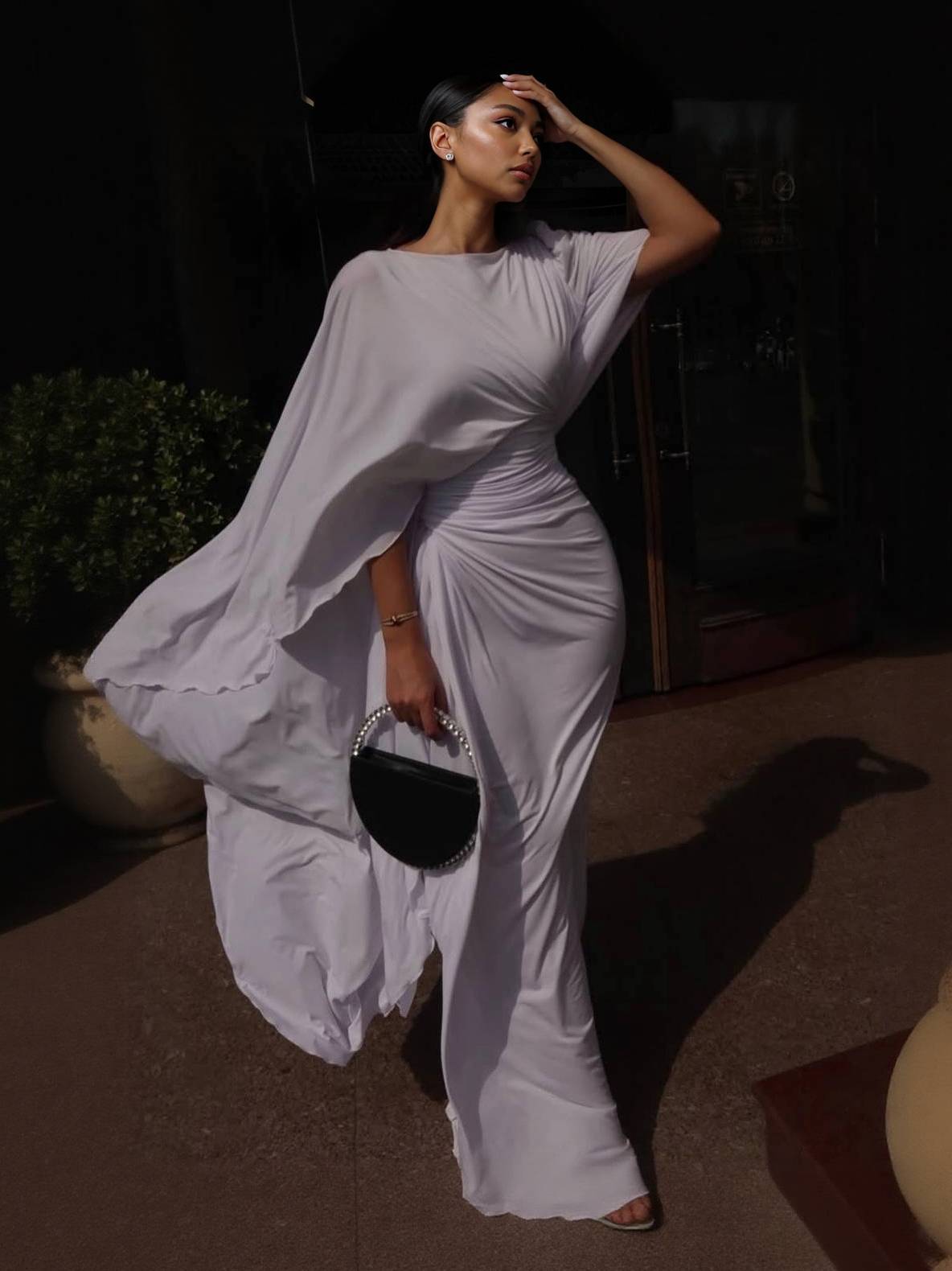 Elegante vestido largo con mangas capucha drapeadas
