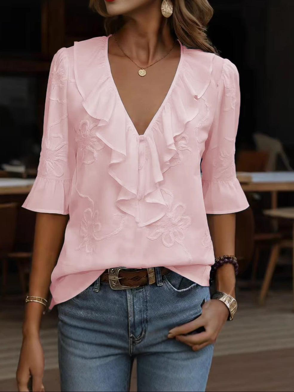 Elegante blusa con volantes y un toque femenino