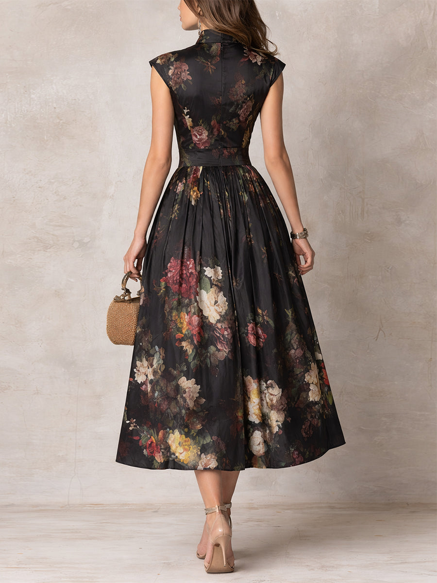 | Vestido midi negro de satén plisado con estampado floral y cuello con abertura en forma de llave