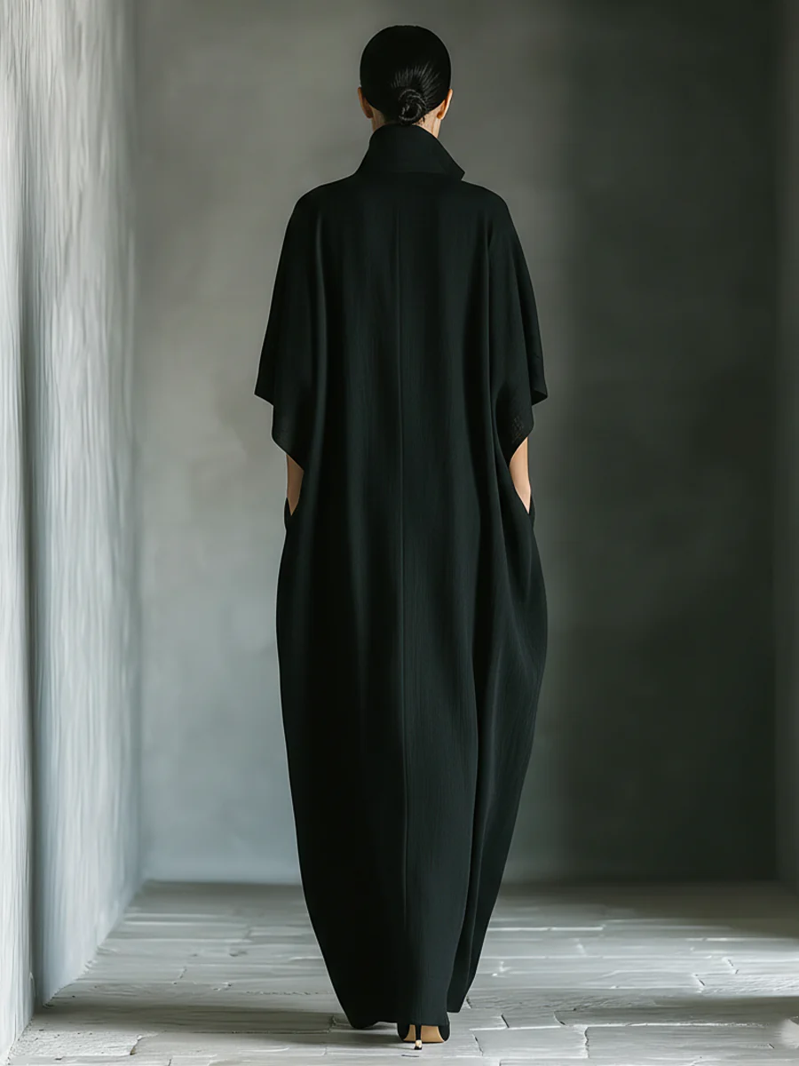 | Vestido largo negro oversize de estilo minimalista con mangas tipo kimono