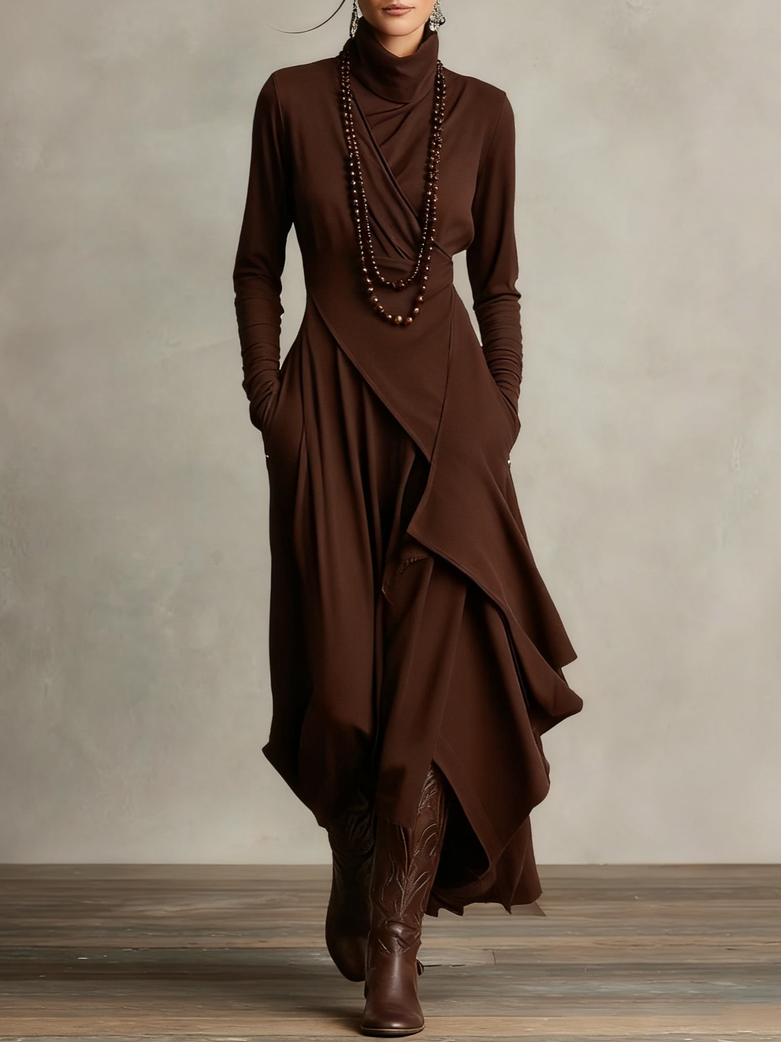 | Vestido largo plisado asimétrico con cuello alto