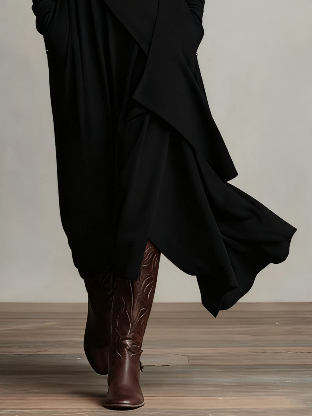 | Vestido largo plisado asimétrico con cuello alto