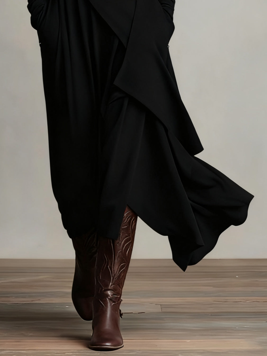 | Vestido largo plisado asimétrico con cuello alto