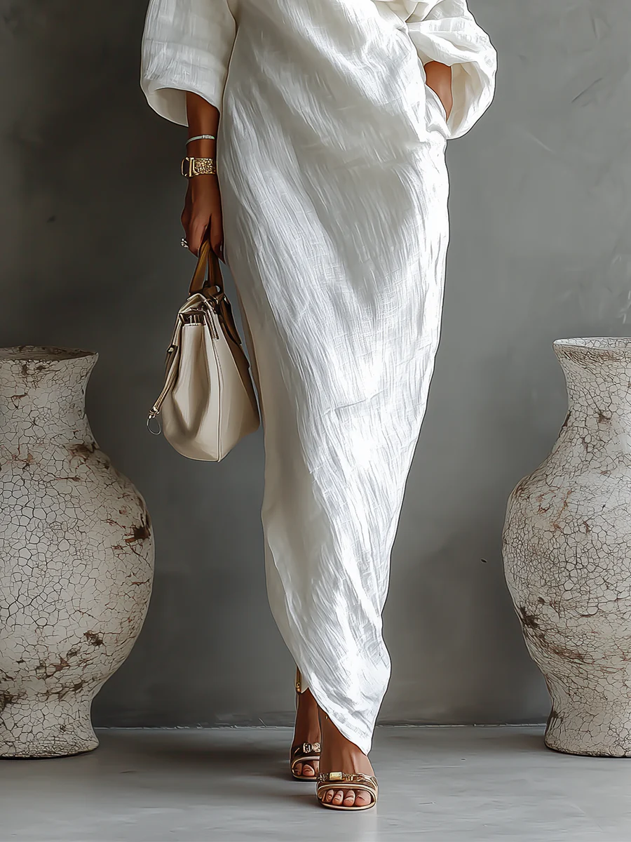 | Vestido largo, elegante y fluido con un hombro blanco