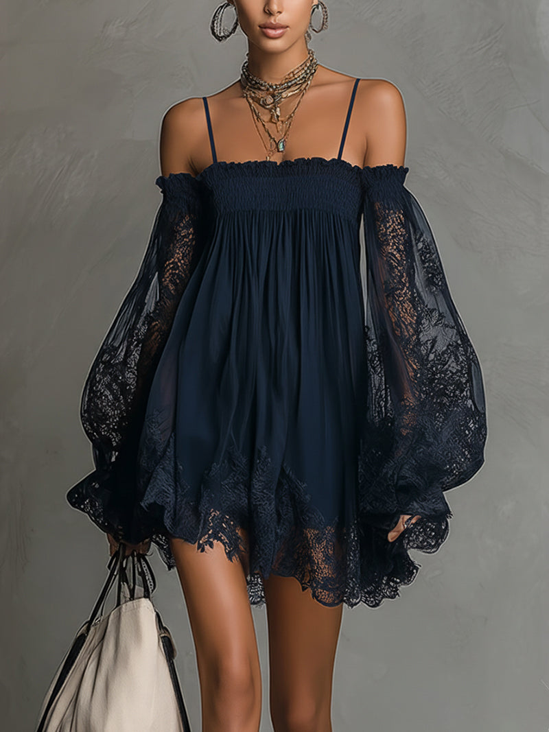 | Vestido mini de gasa azul marino con escote que deja los hombros al descubierto, ribete de encaje y mangas transparentes