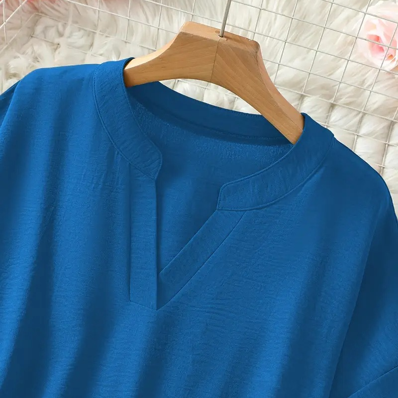 Blusa elegante y holgada con cuello abierto