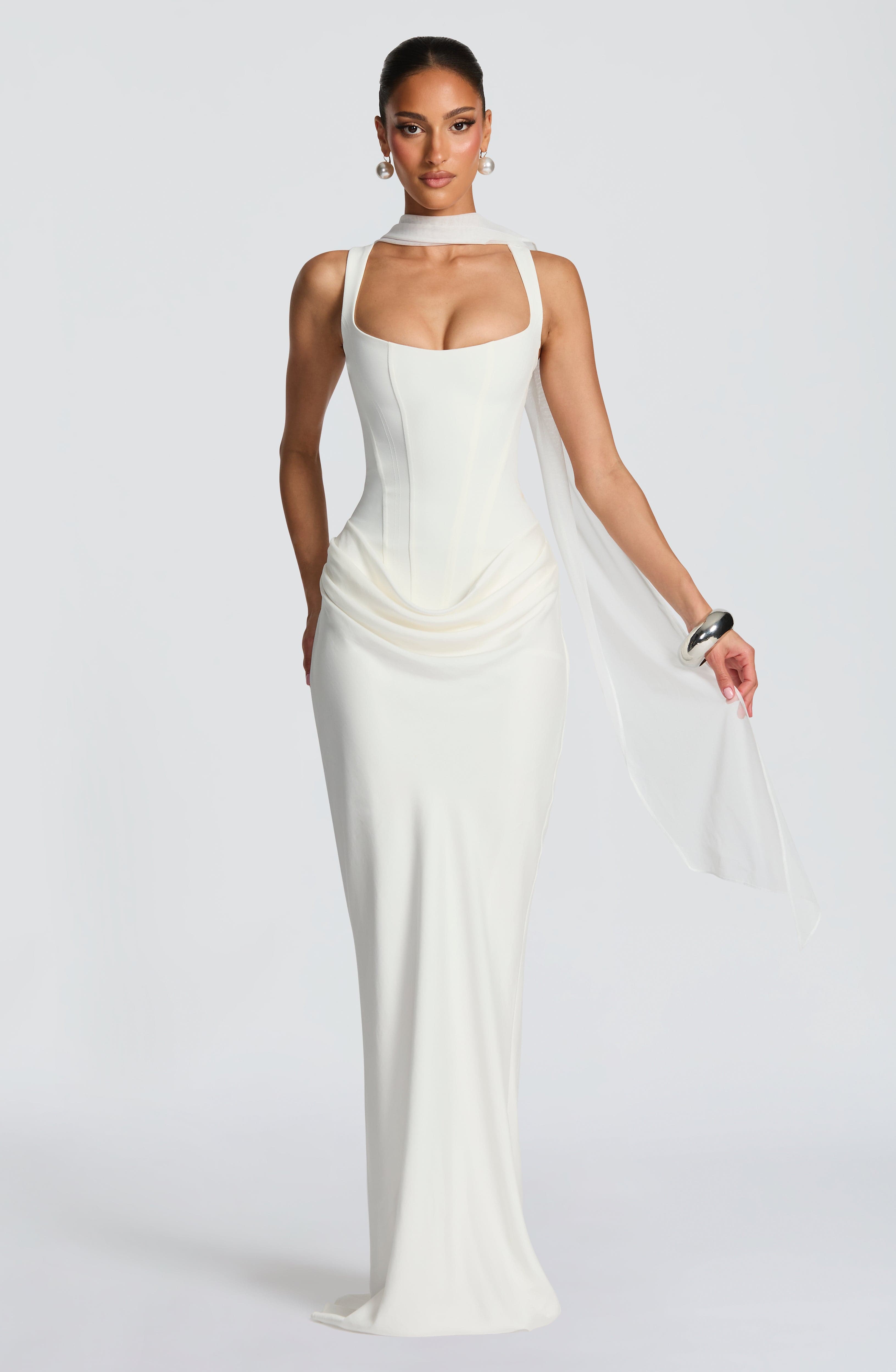 | Vestido largo con escote cuadrado