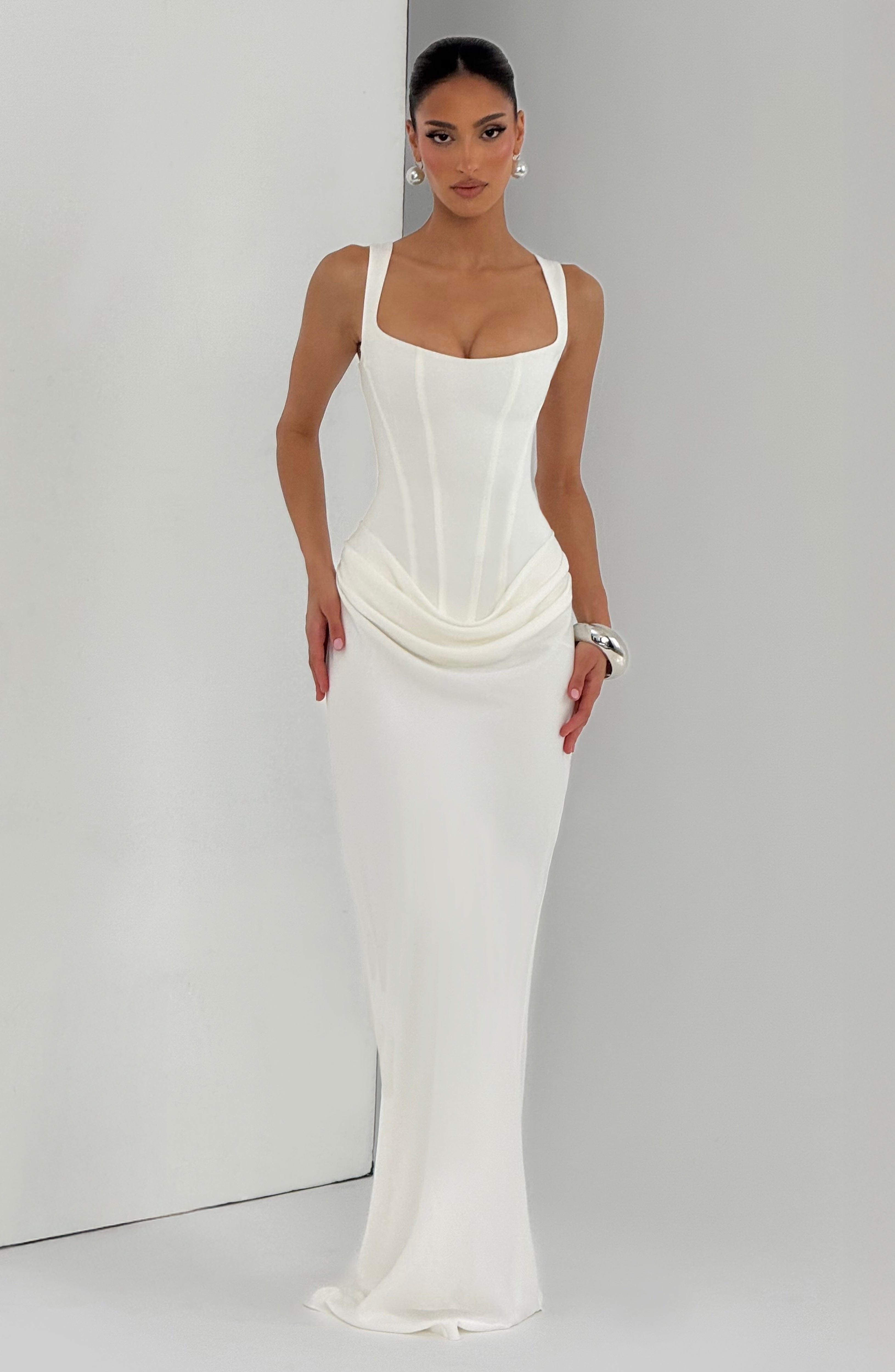 | Vestido largo con escote cuadrado